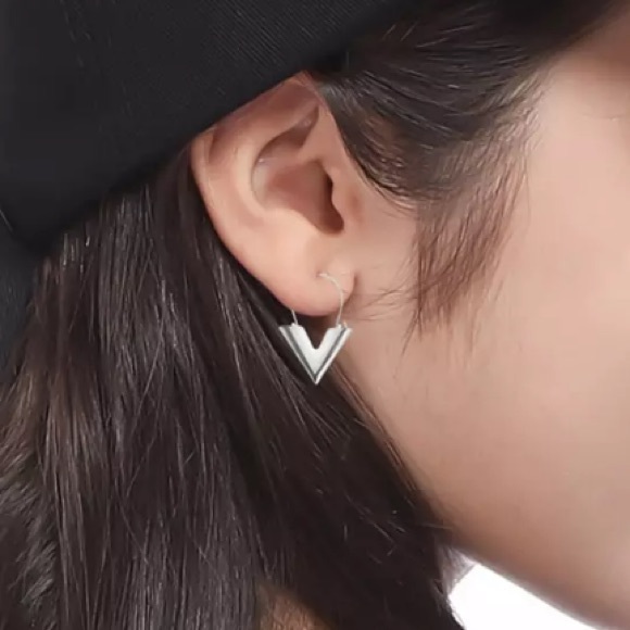 NEW!💙💎MODERN! BOLD! V DROPS!💎💙SILVERY! AWESOME - Picture 4 of 8